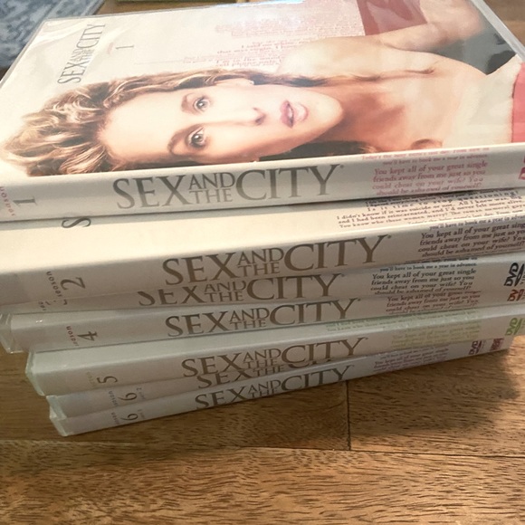 Full run, 6 seasons, of Sex & the City DVDs - Picture 1 of 4